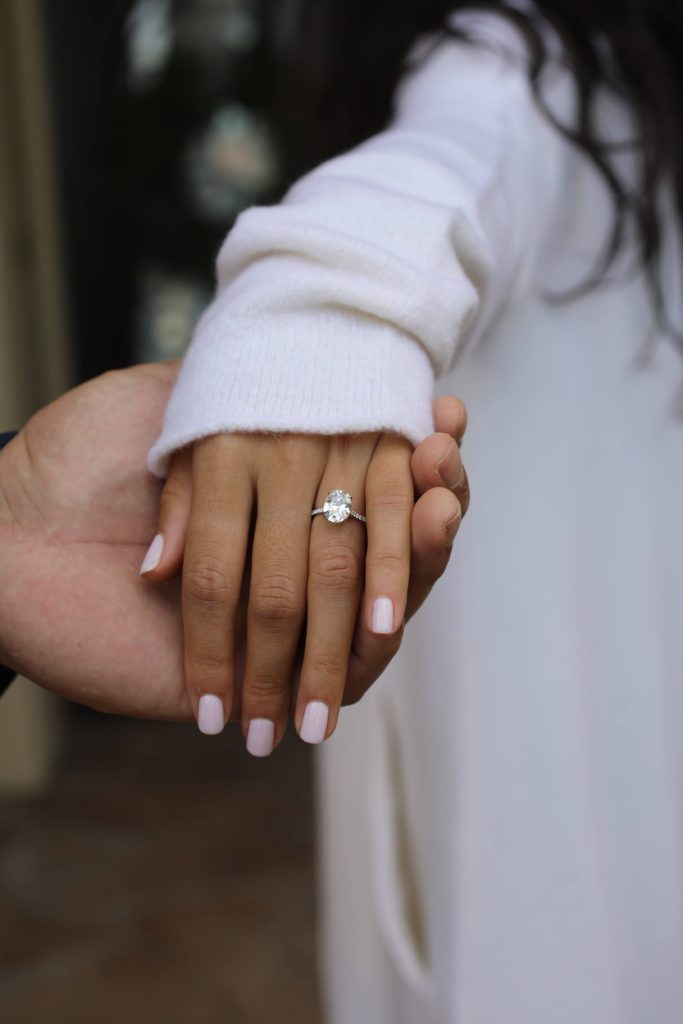 Oval diamond engagement ring feature 