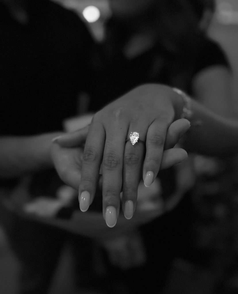 Pear-shaped diamond engagement ring feature 