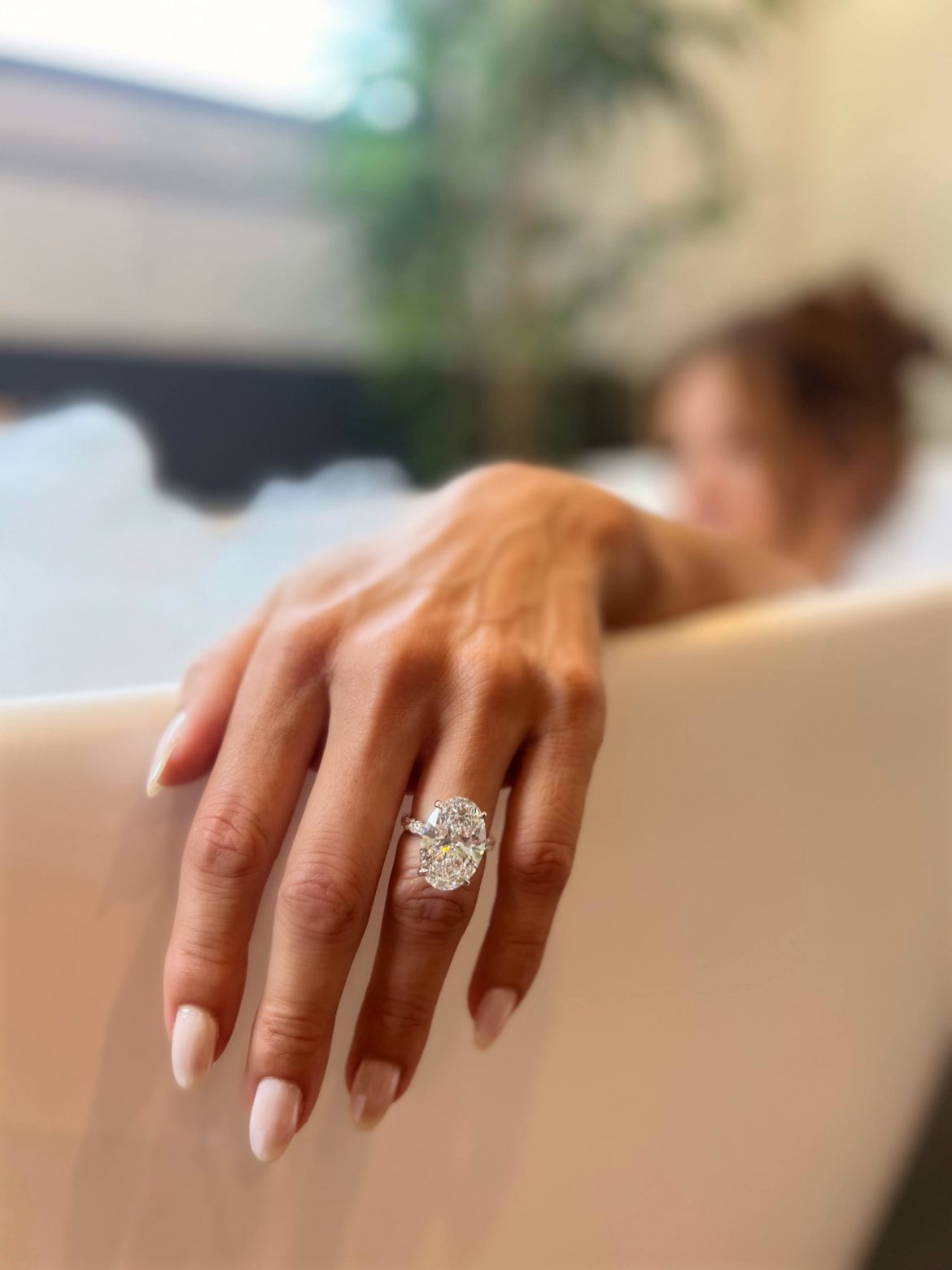 19k_white_gold_vs_platinum_engagement_rings_blog